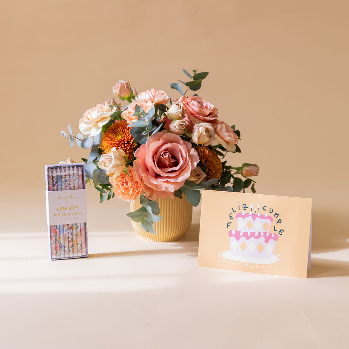 Arreglo de Flores con Velas Liberty y Tarjeta