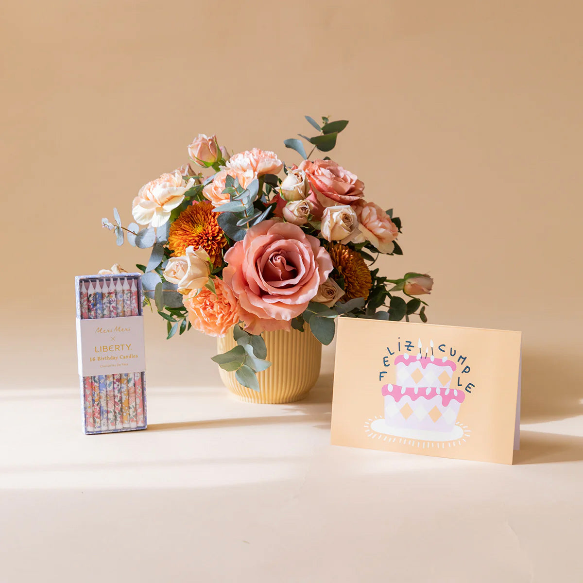 Arreglo de Flores con Velas Liberty y Tarjeta