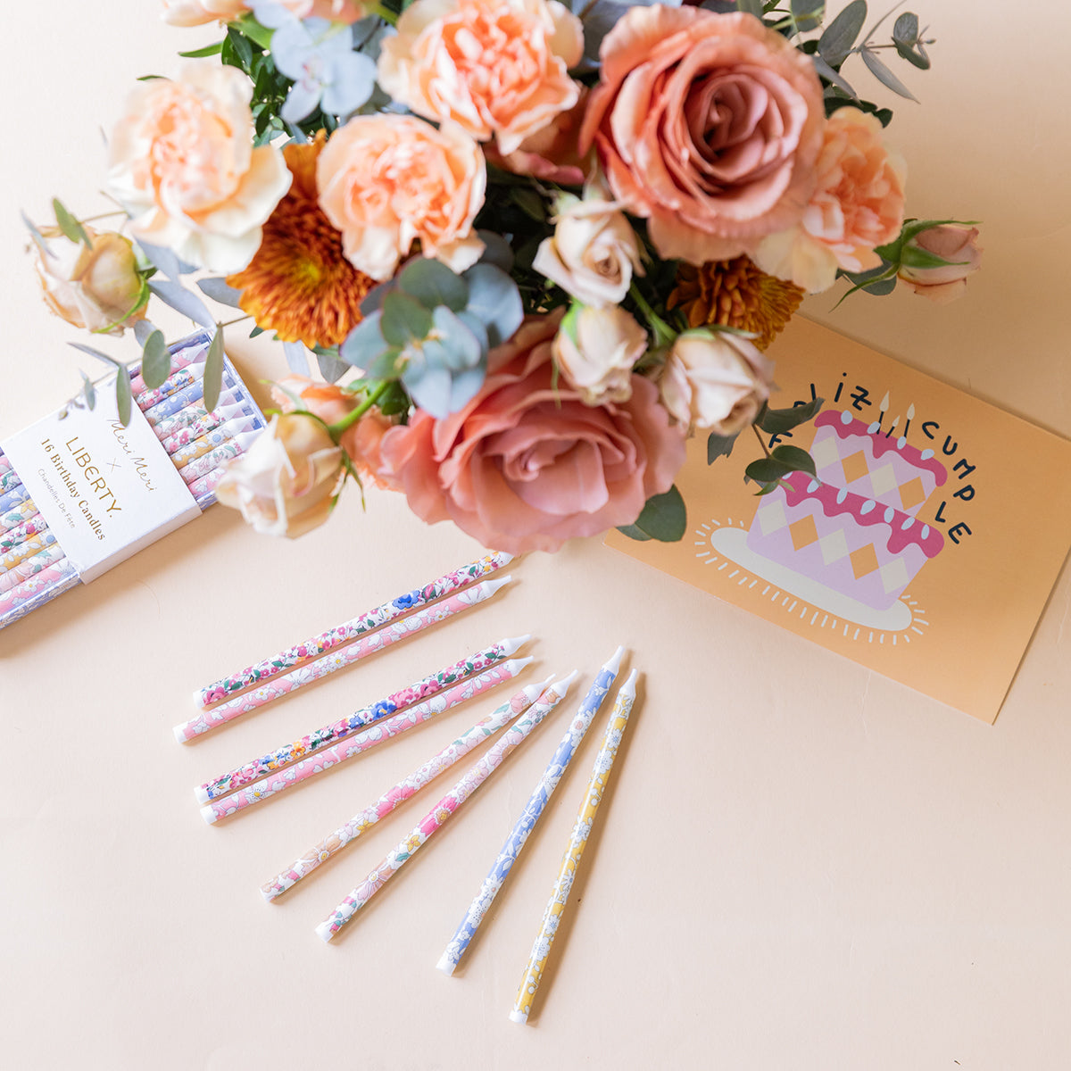 Arreglo de Flores con Velas Liberty y Tarjeta