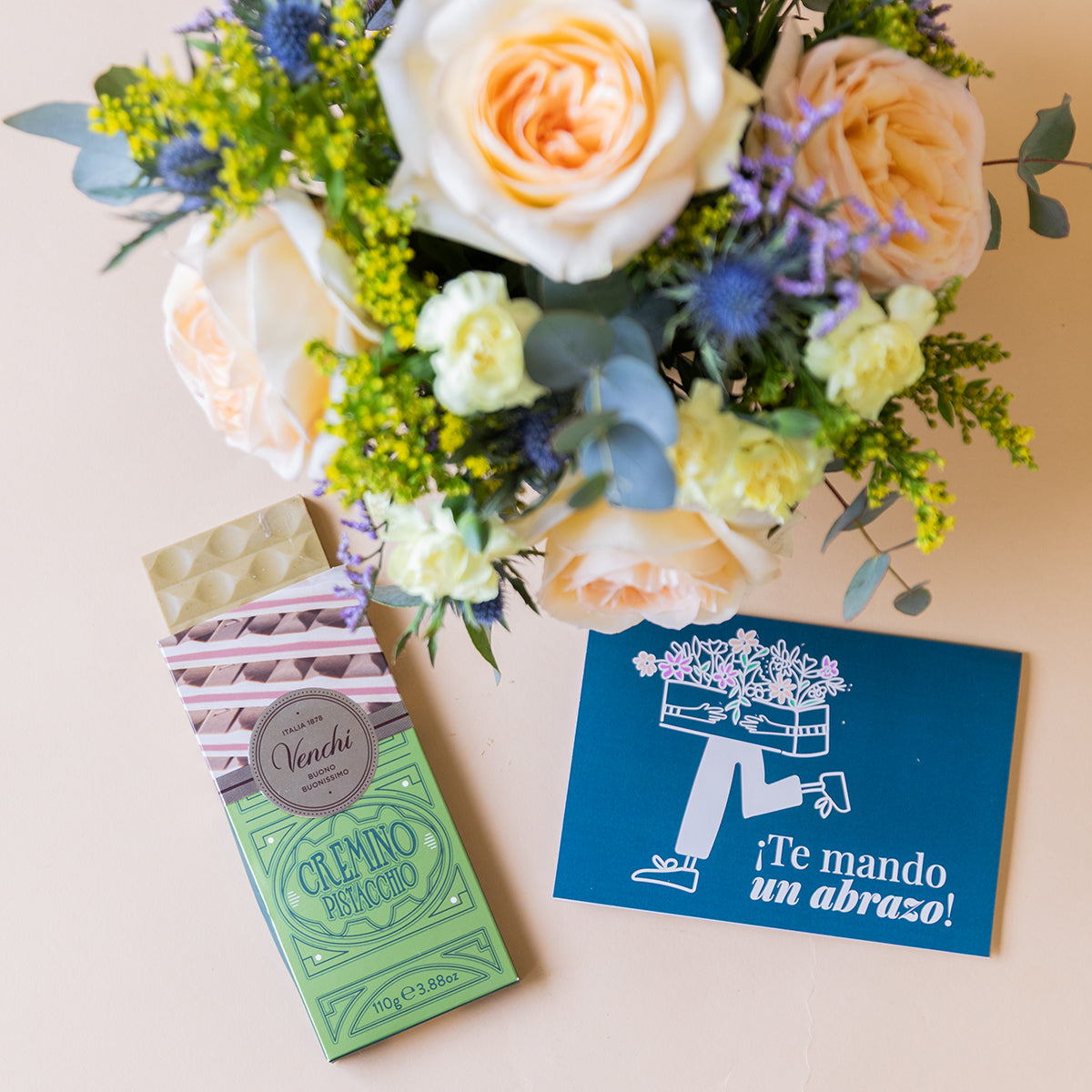 Arreglo Rosas crema con Chocolate y Tarjeta