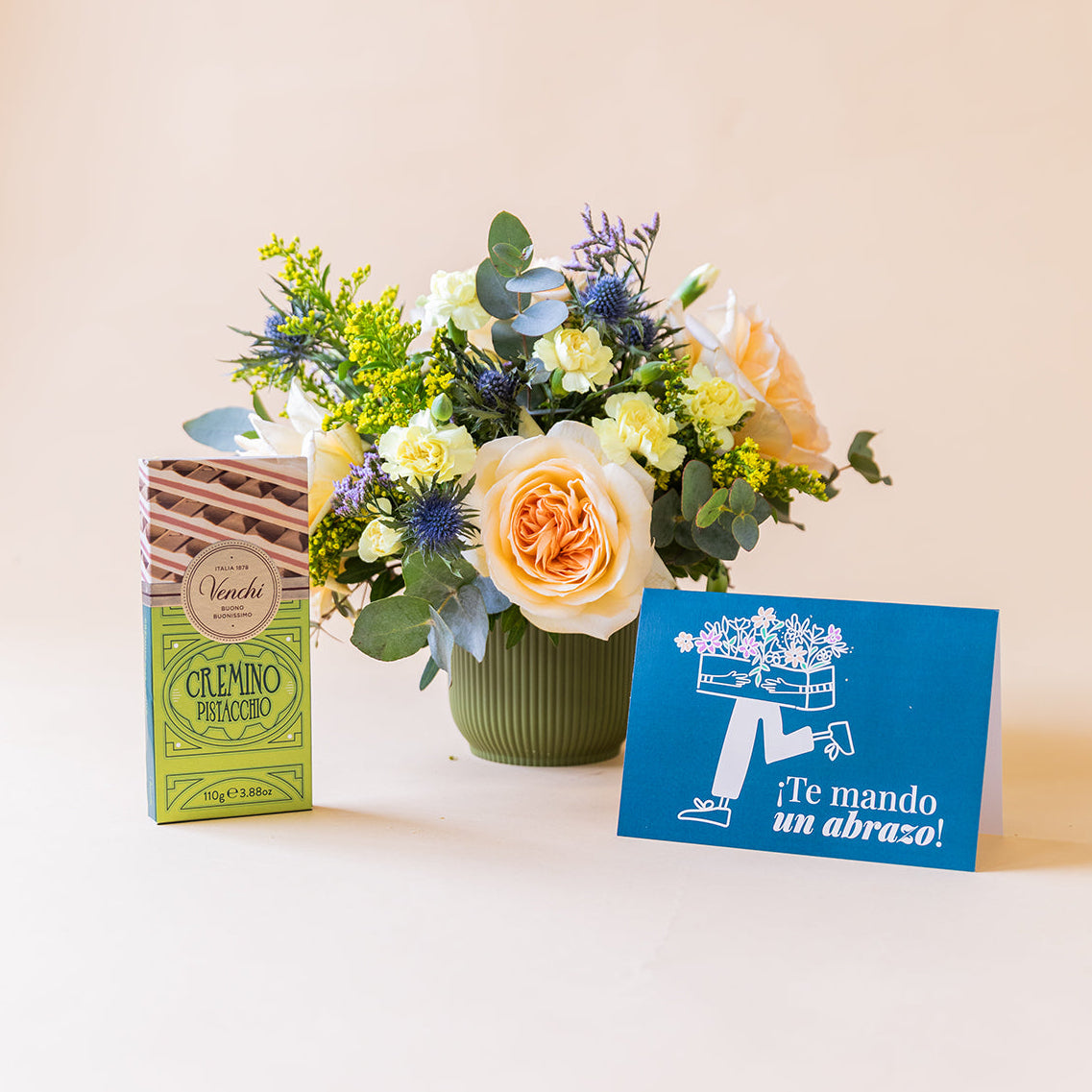 Arreglo Rosas crema con Chocolate y Tarjeta