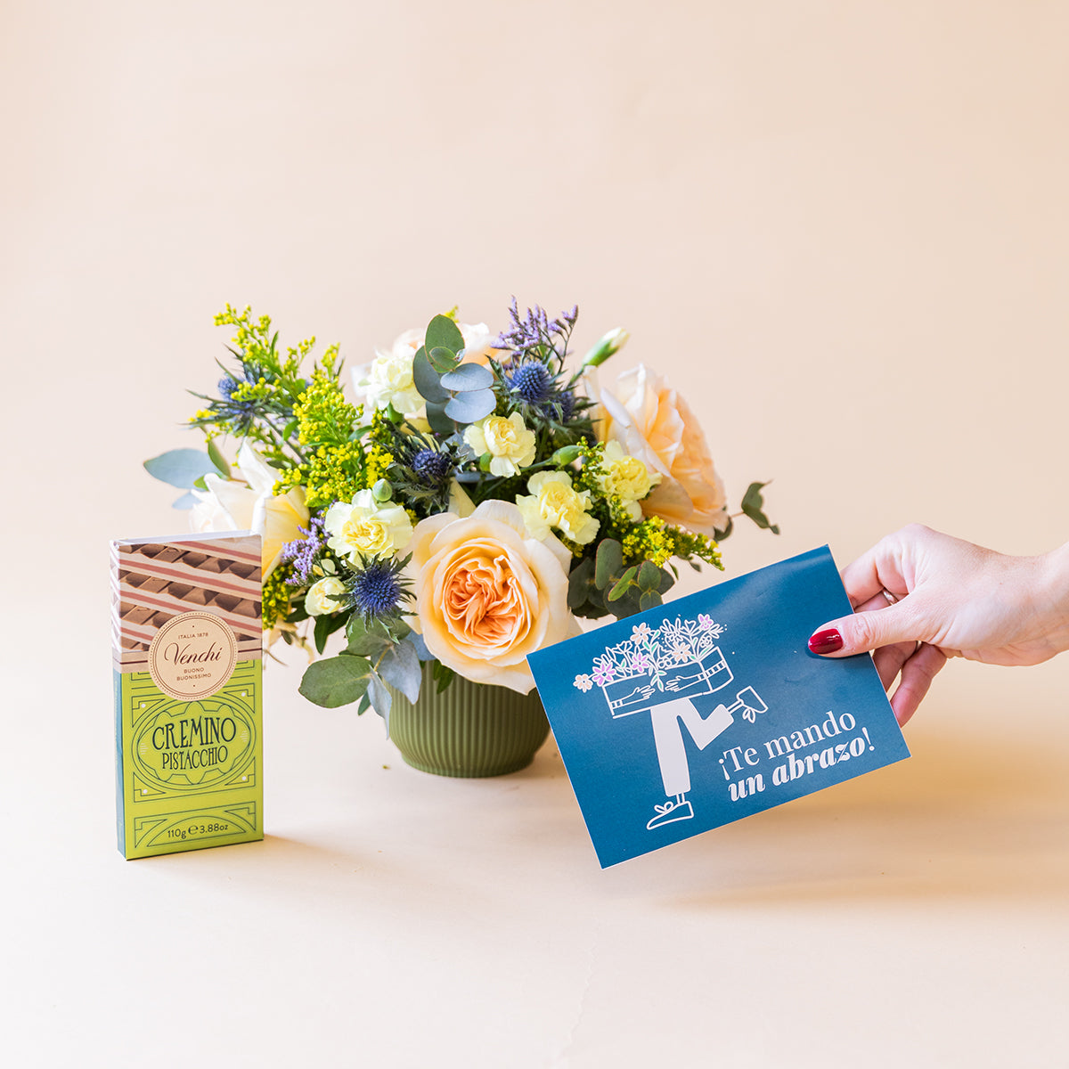 Arreglo Rosas crema con Chocolate y Tarjeta