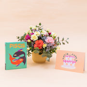 Arreglo de Flores con Libro Horóscopo y Tarjeta