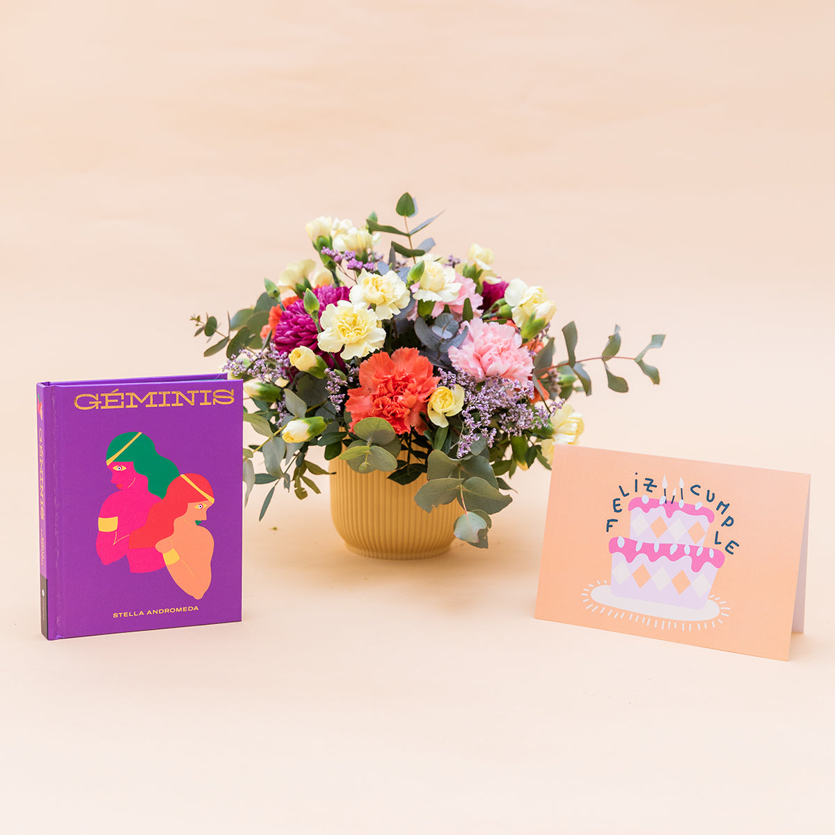 Arreglo de Flores con Libro Horóscopo Géminis y Tarjeta
