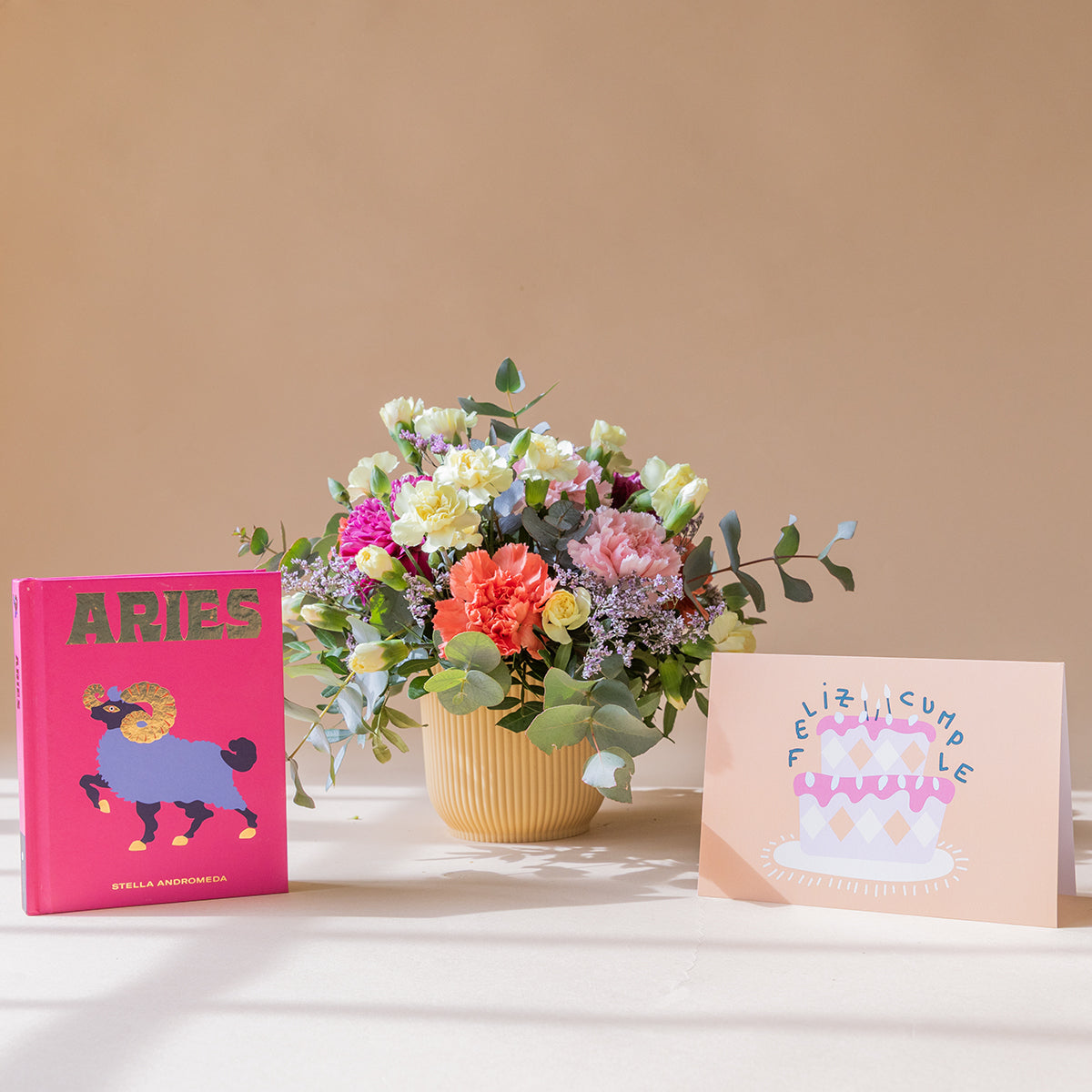 Arreglo de Flores con Libro Horóscopo Aries y Tarjeta