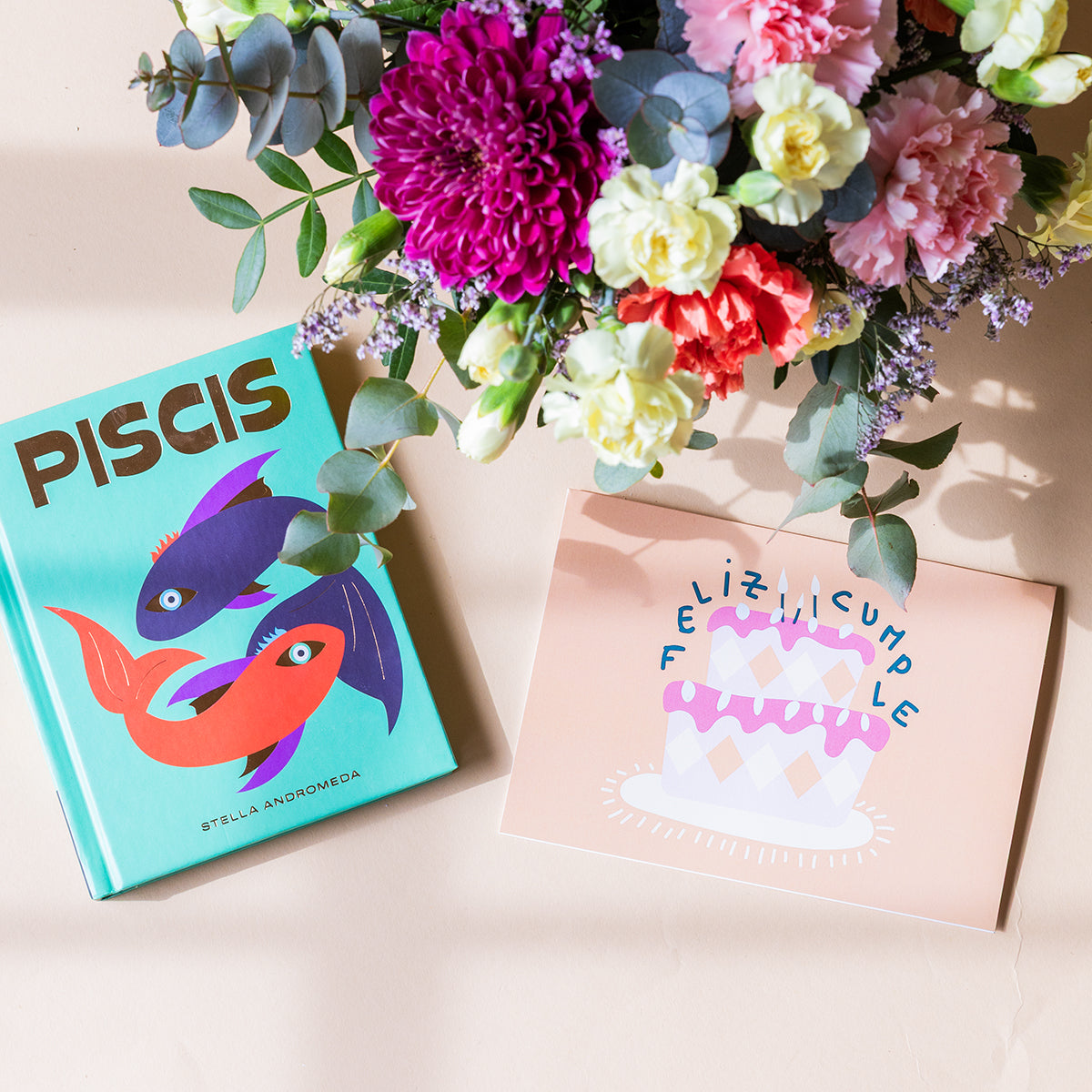 Arreglo de Flores con Libro Horóscopo y Tarjeta