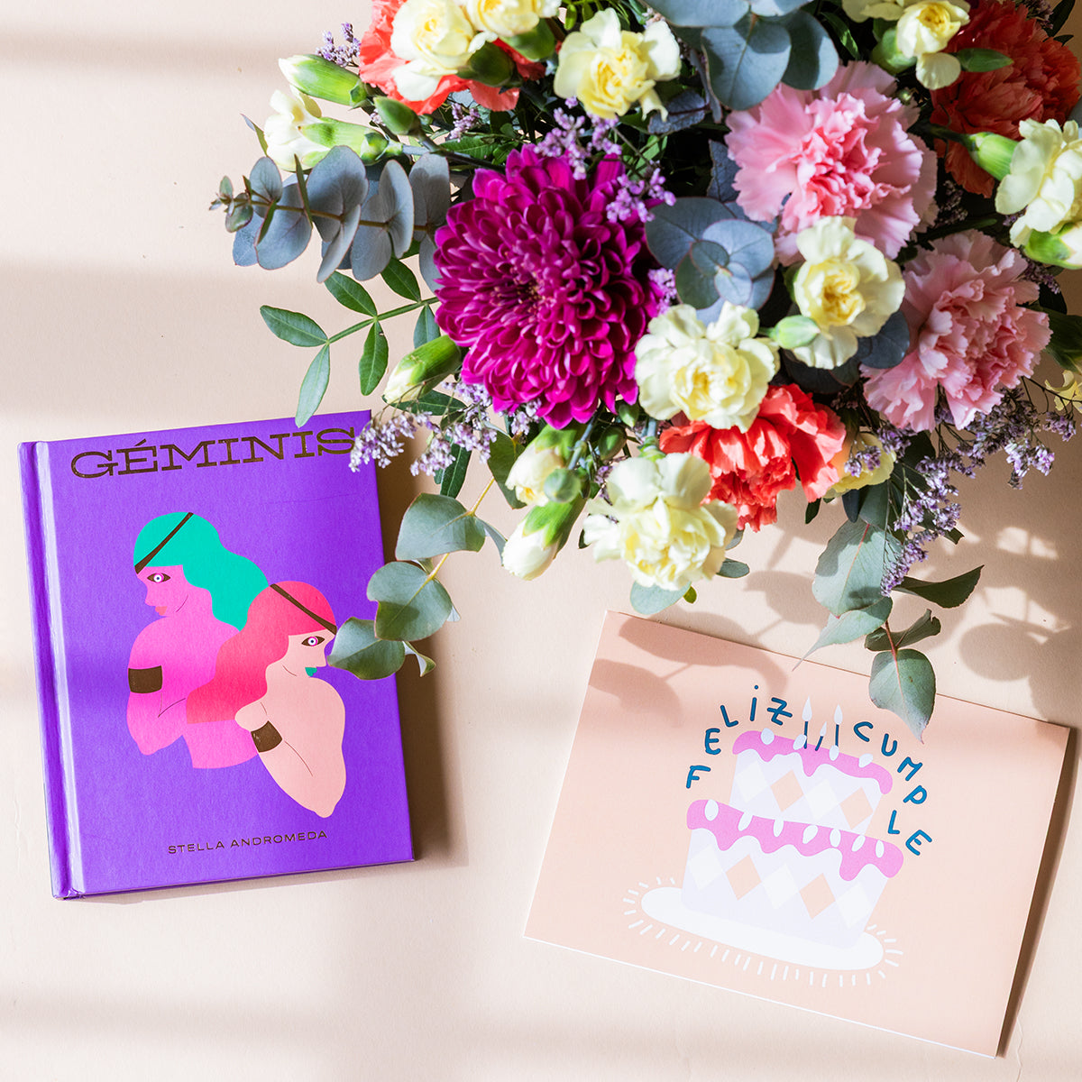 Arranjo de Flores com Livro Horóscopo Gémeos e Cartão
