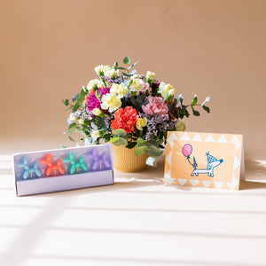 Arreglo de Flores con Velas y Tarjeta