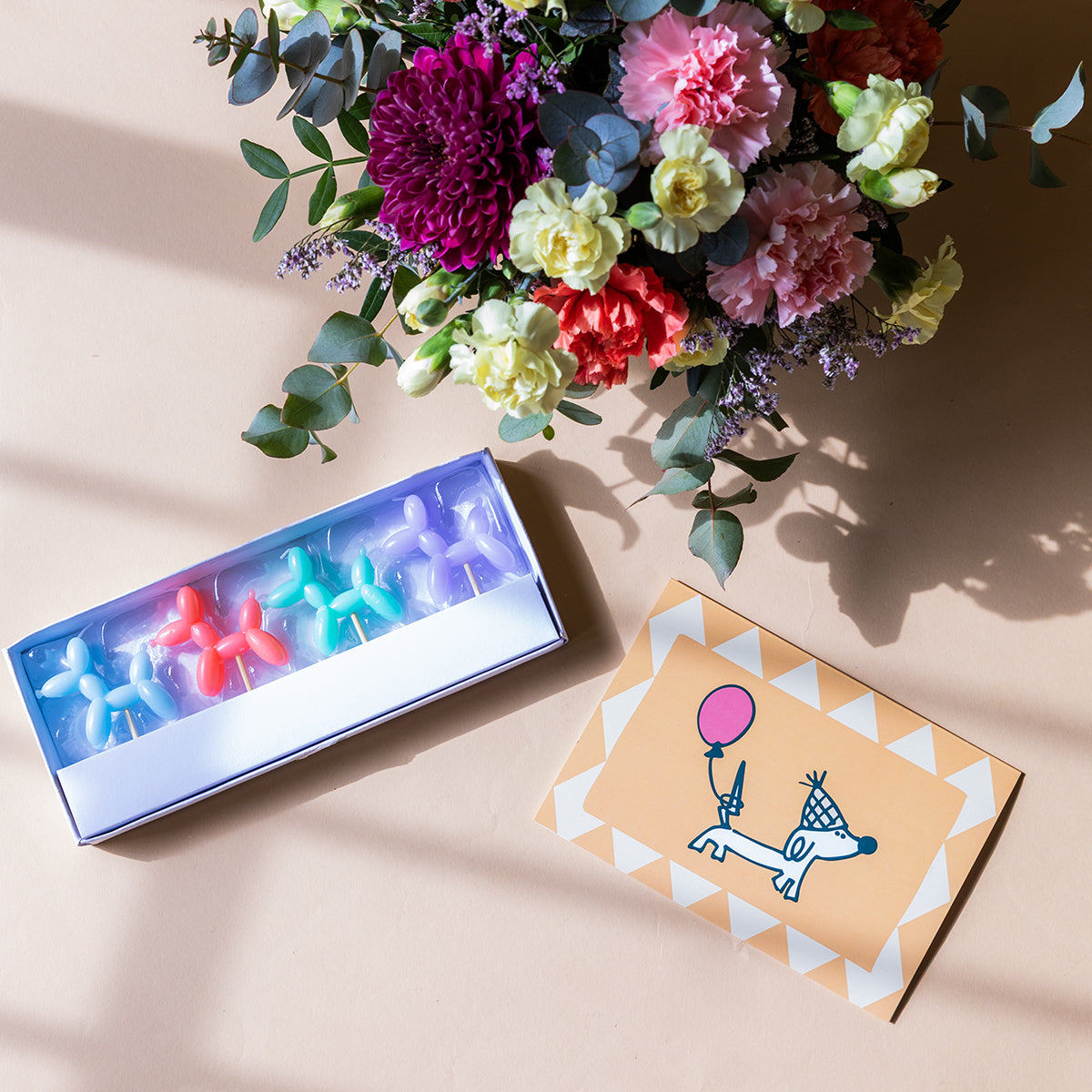 Arreglo de Flores con Velas y Tarjeta