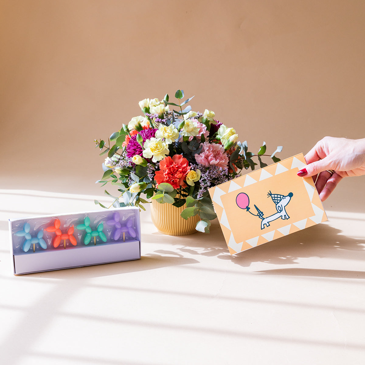 Arreglo de Flores con Velas y Tarjeta