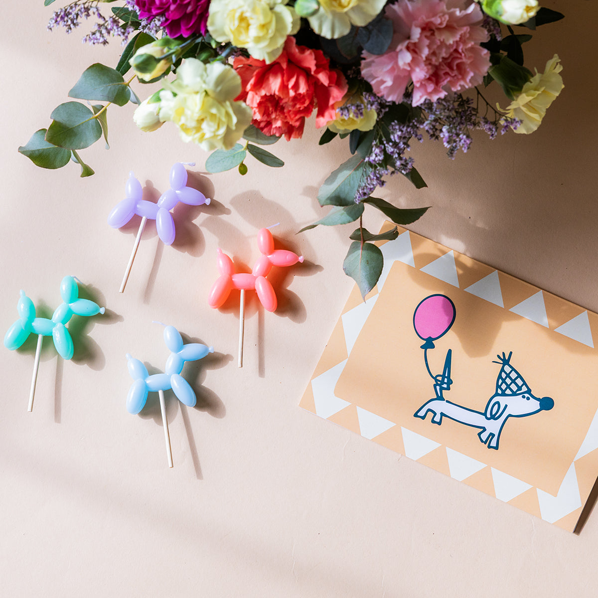 Arreglo de Flores con Velas y Tarjeta