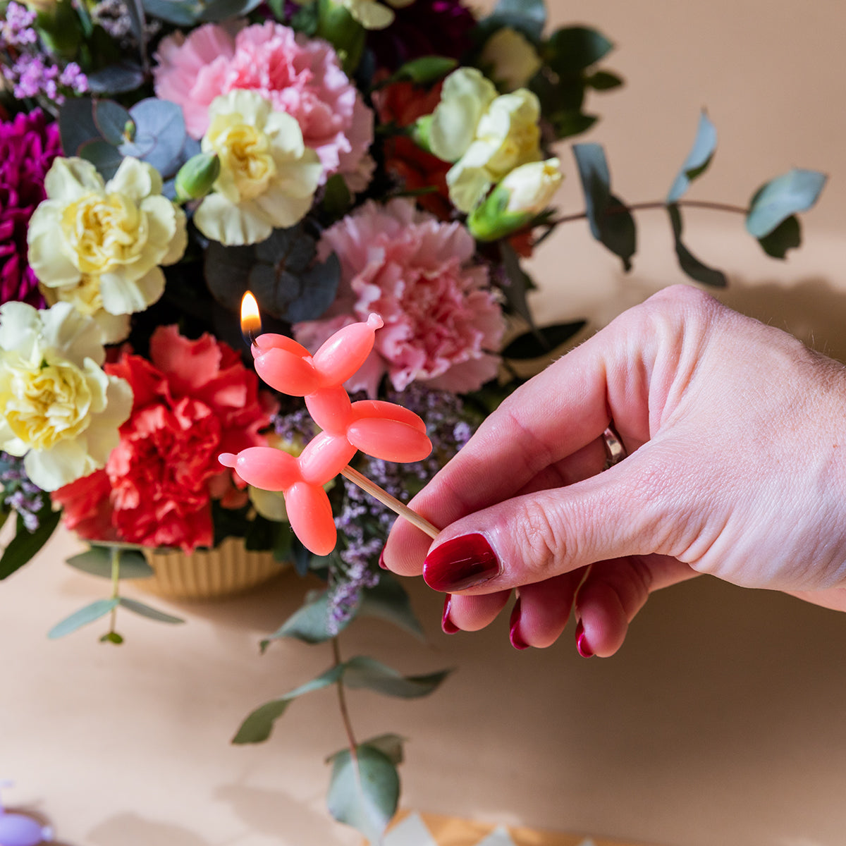 Arreglo de Flores con Velas y Tarjeta
