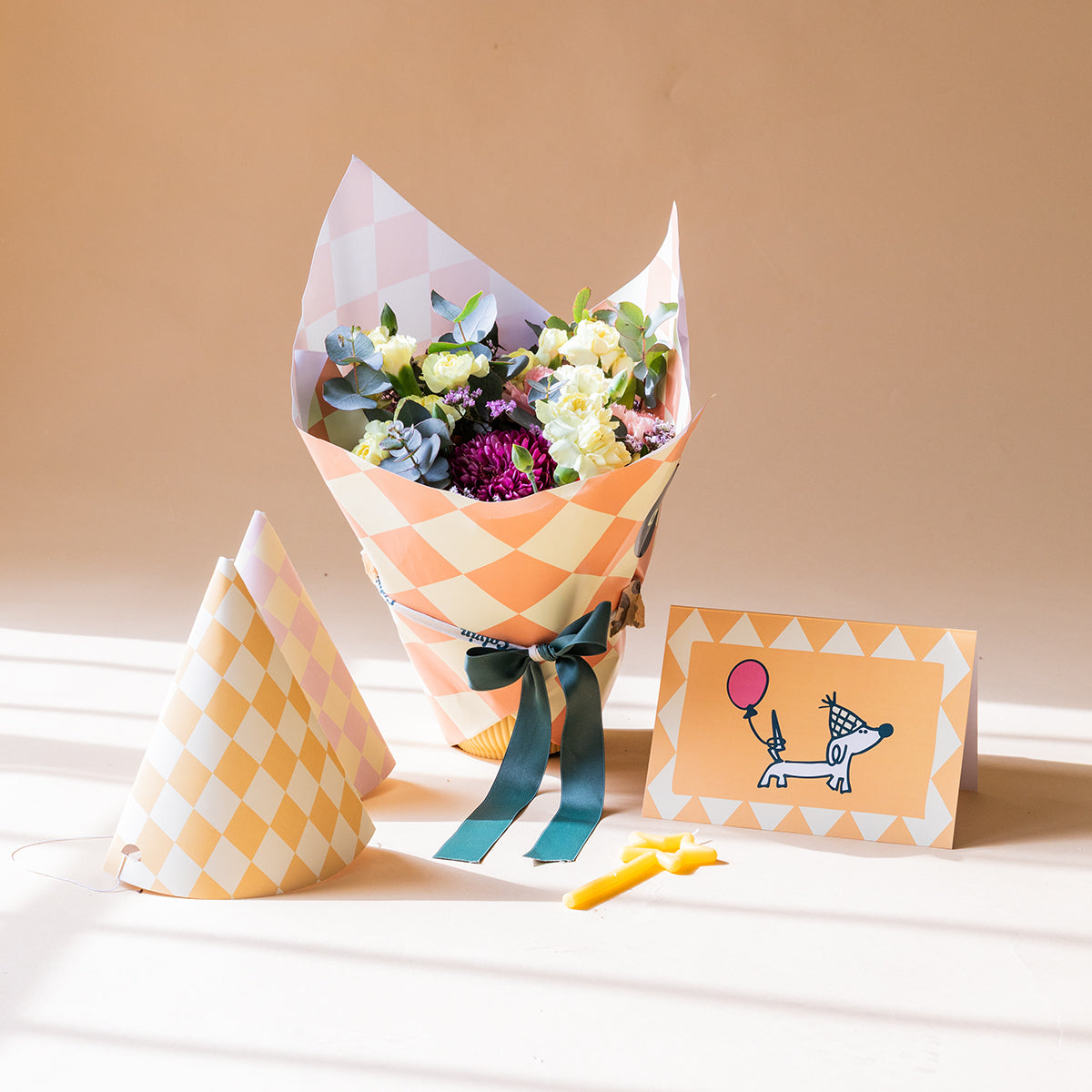 Arreglo de Flores con Envoltorio, Gorros de fiesta, Vela y Tarjeta