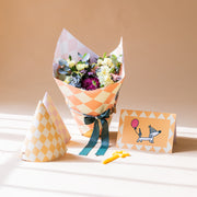 Arreglo de Flores con Envoltorio, Gorros de fiesta, Vela y Tarjeta