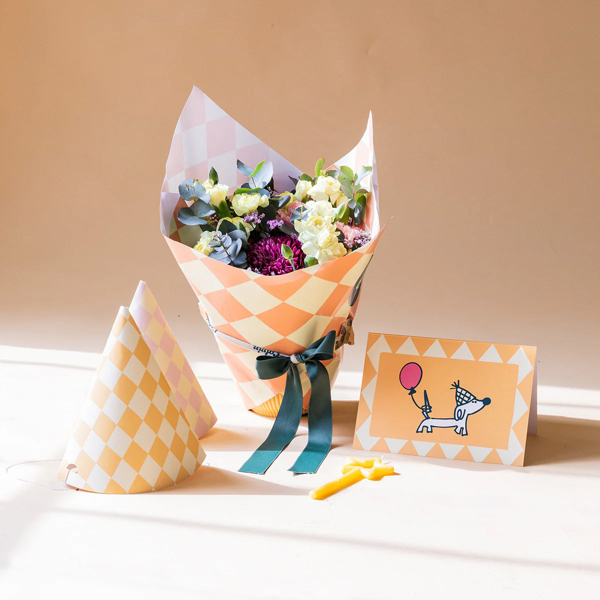 Arreglo de Flores con Envoltorio, Gorros de fiesta, Vela y Tarjeta