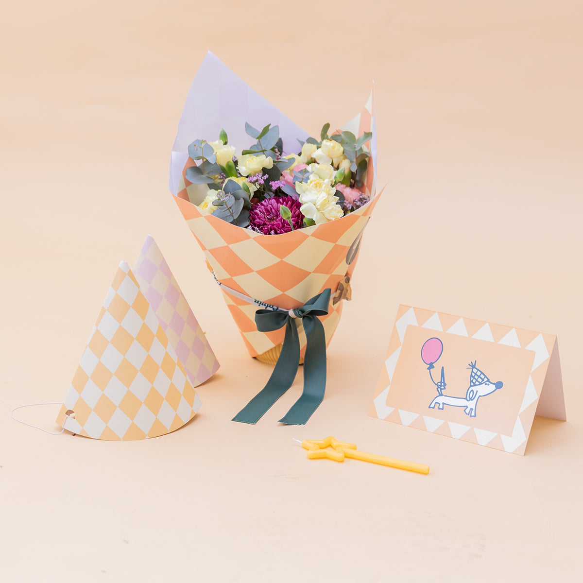 Arreglo de Flores con Envoltorio, Gorros de fiesta, Vela y Tarjeta
