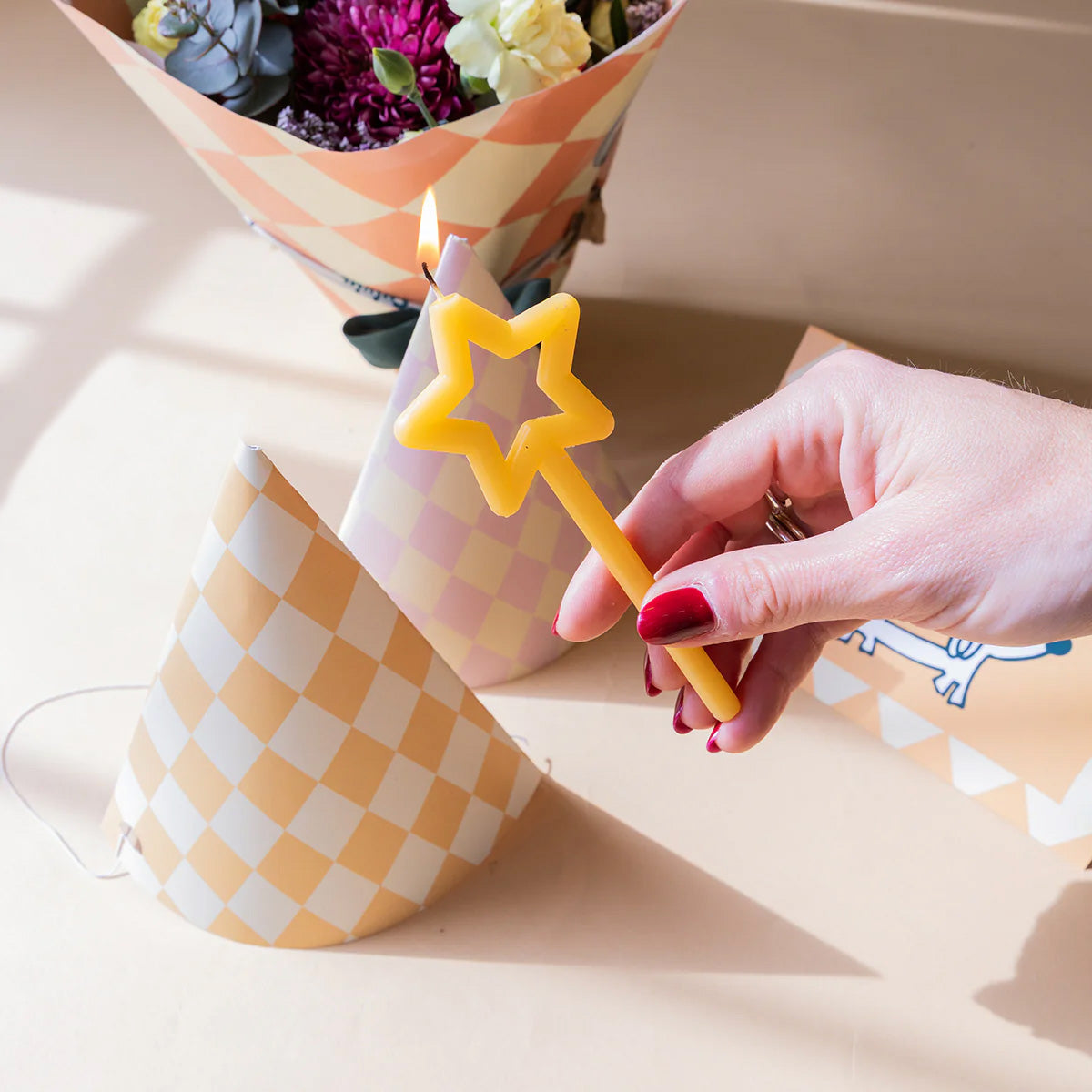 Arreglo de Flores con Envoltorio, Gorros de fiesta, Vela y Tarjeta
