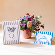 Arreglo de Flores con Libreta y Tarjeta