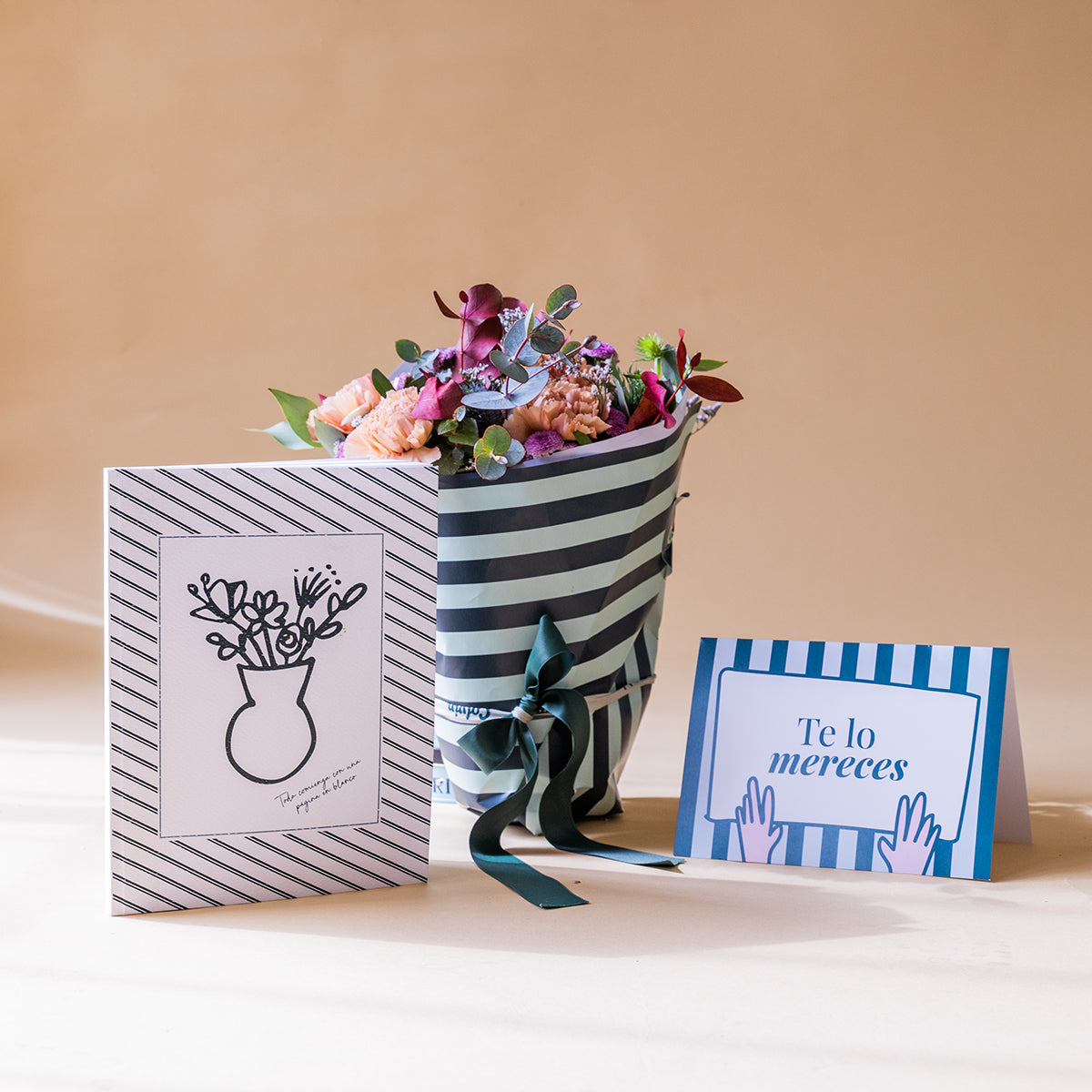 Arreglo de Flores con Libreta y Tarjeta