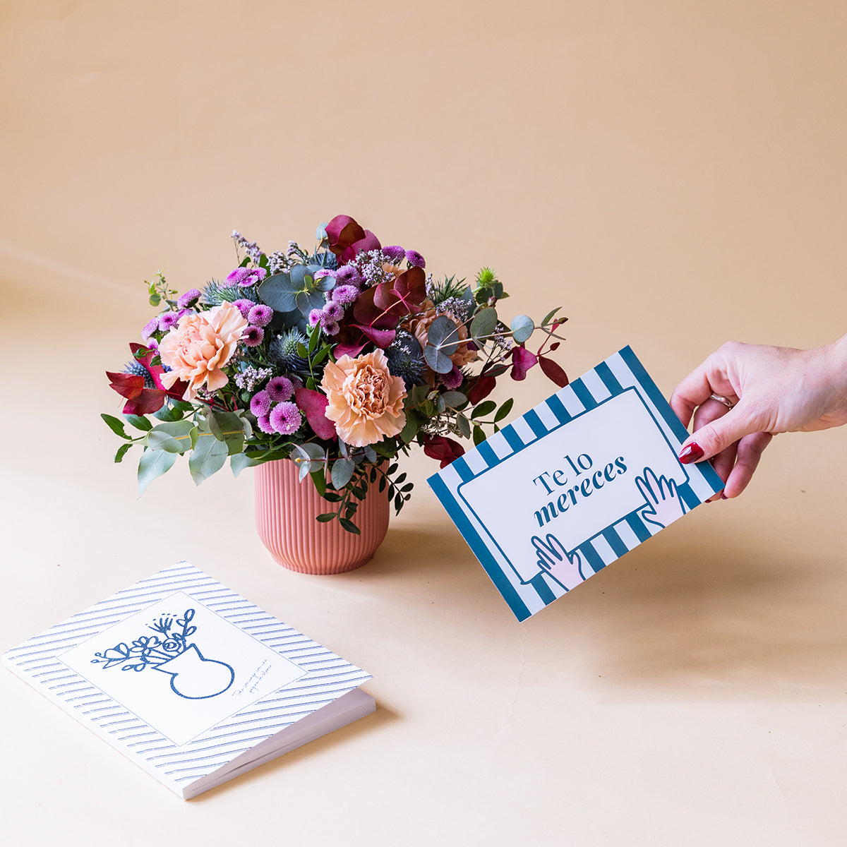 Arreglo de Flores con Libreta y Tarjeta