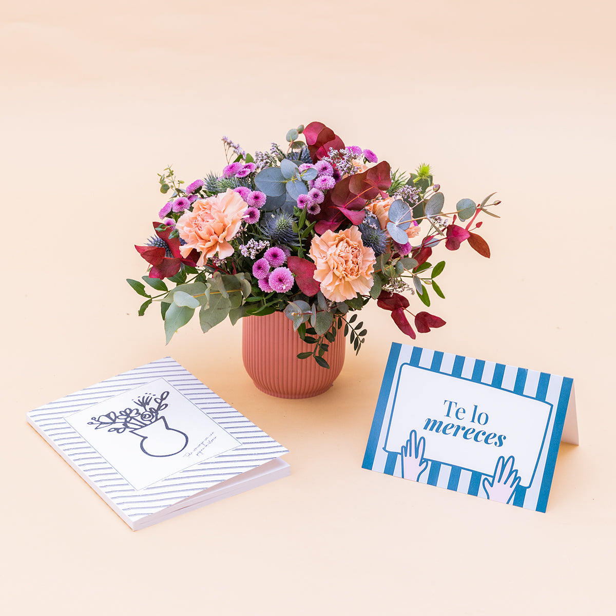 Arreglo de Flores con Libreta y Tarjeta