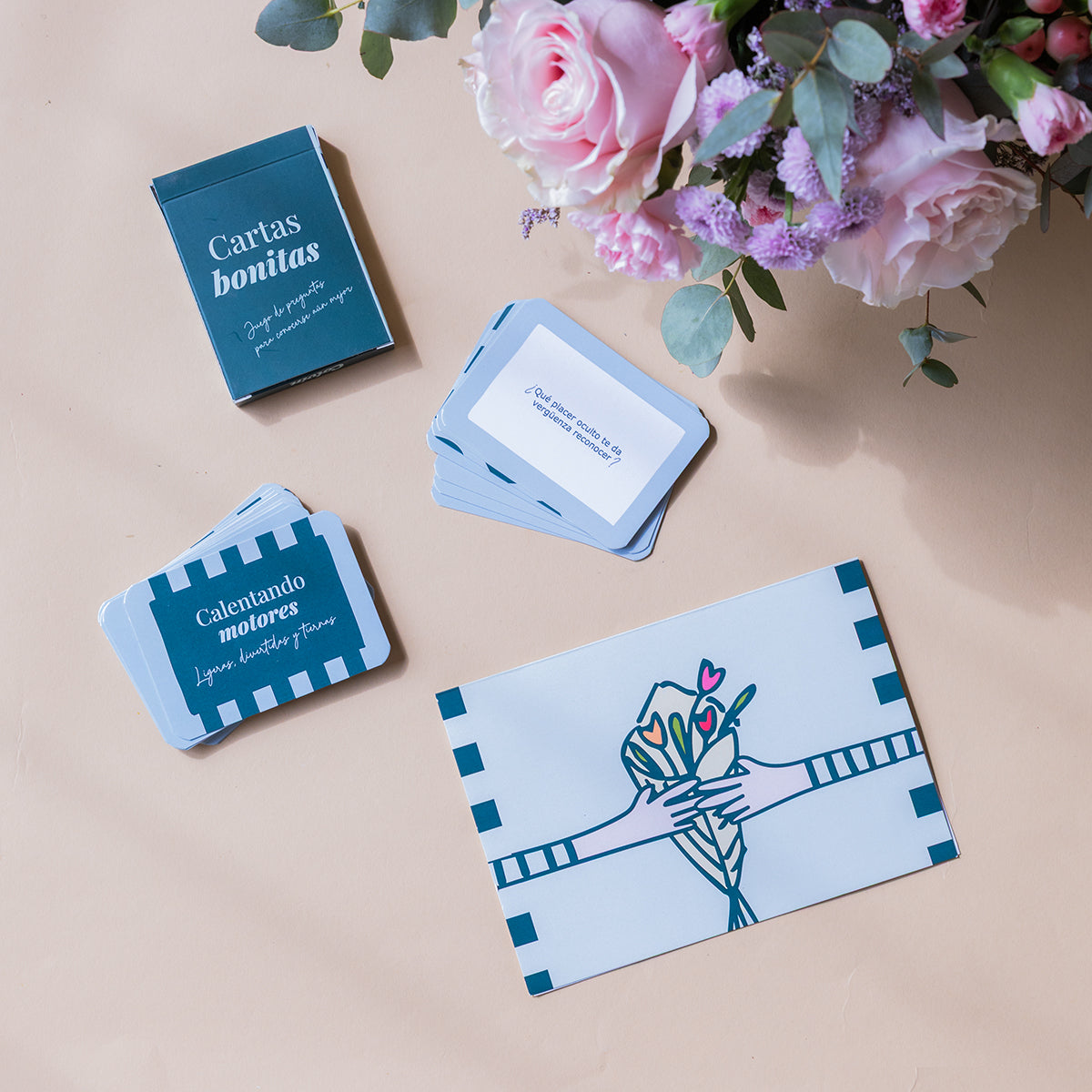 Arranjo de rosas com cartas de jogar e cartão