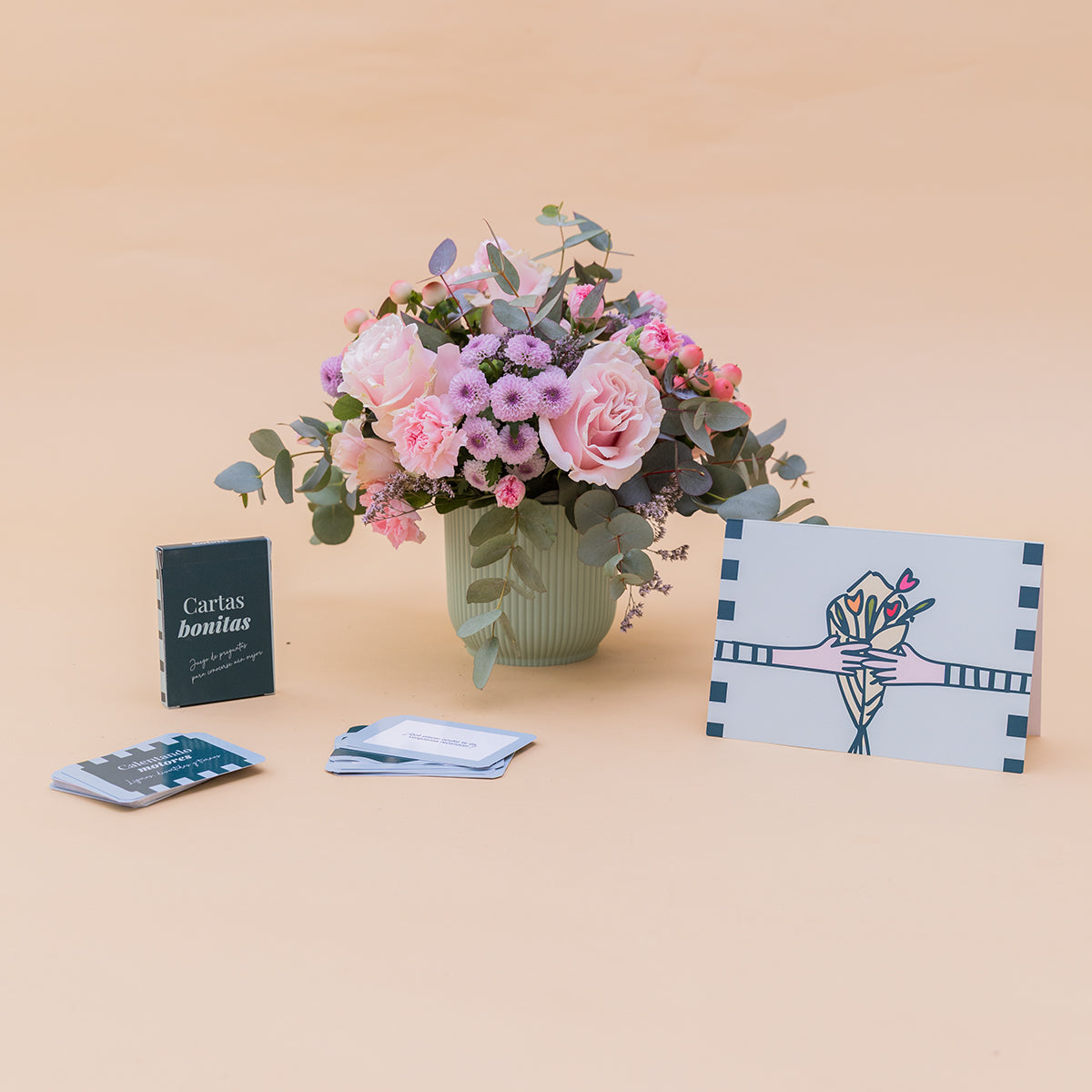 Arranjo de rosas com cartas de jogar e cartão