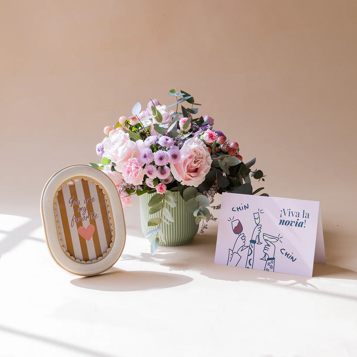 Arreglo de Rosas con Marco de Fotos y Tarjeta