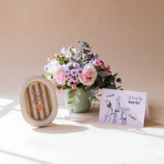 Arreglo de Rosas con Marco de Fotos y Tarjeta