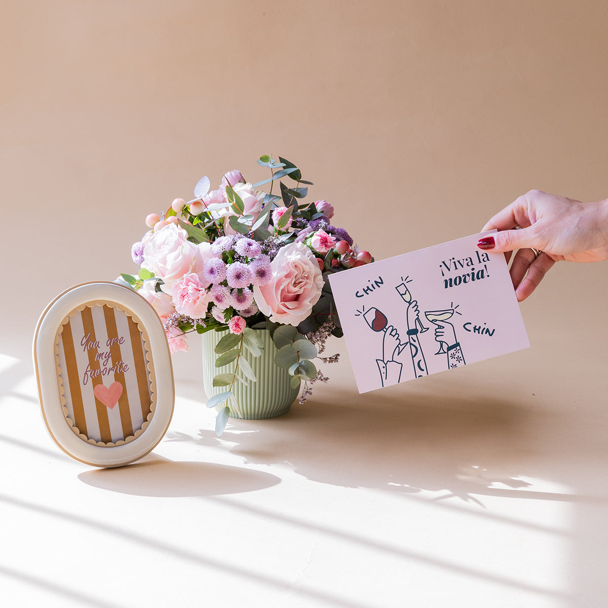 Arreglo de Rosas con Marco de Fotos y Tarjeta