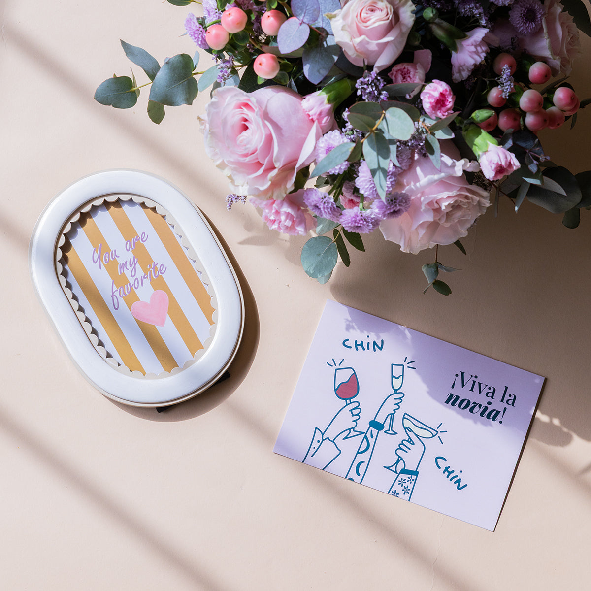 Arreglo de Rosas con Marco de Fotos y Tarjeta