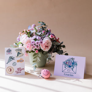 Arreglo de Flores con Llavero, Pegatinas y Tarjeta
