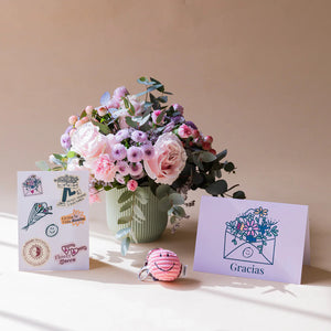 Arranjo de flores com porta-chaves, autocolantes e cartão.