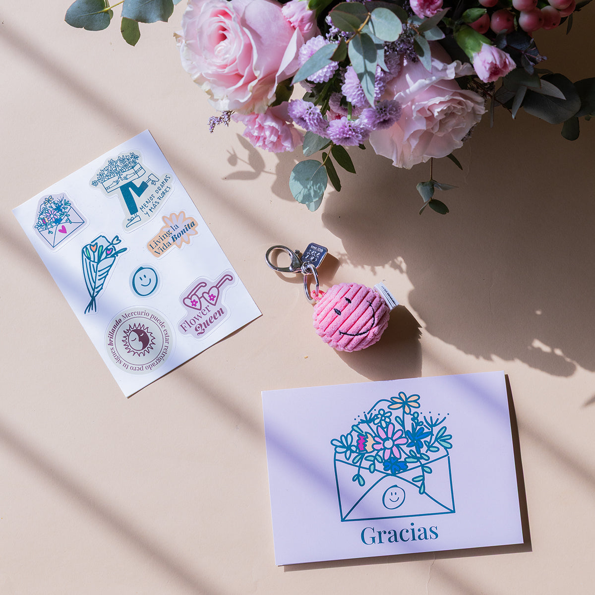 Arreglo de Flores con Llavero, Pegatinas y Tarjeta