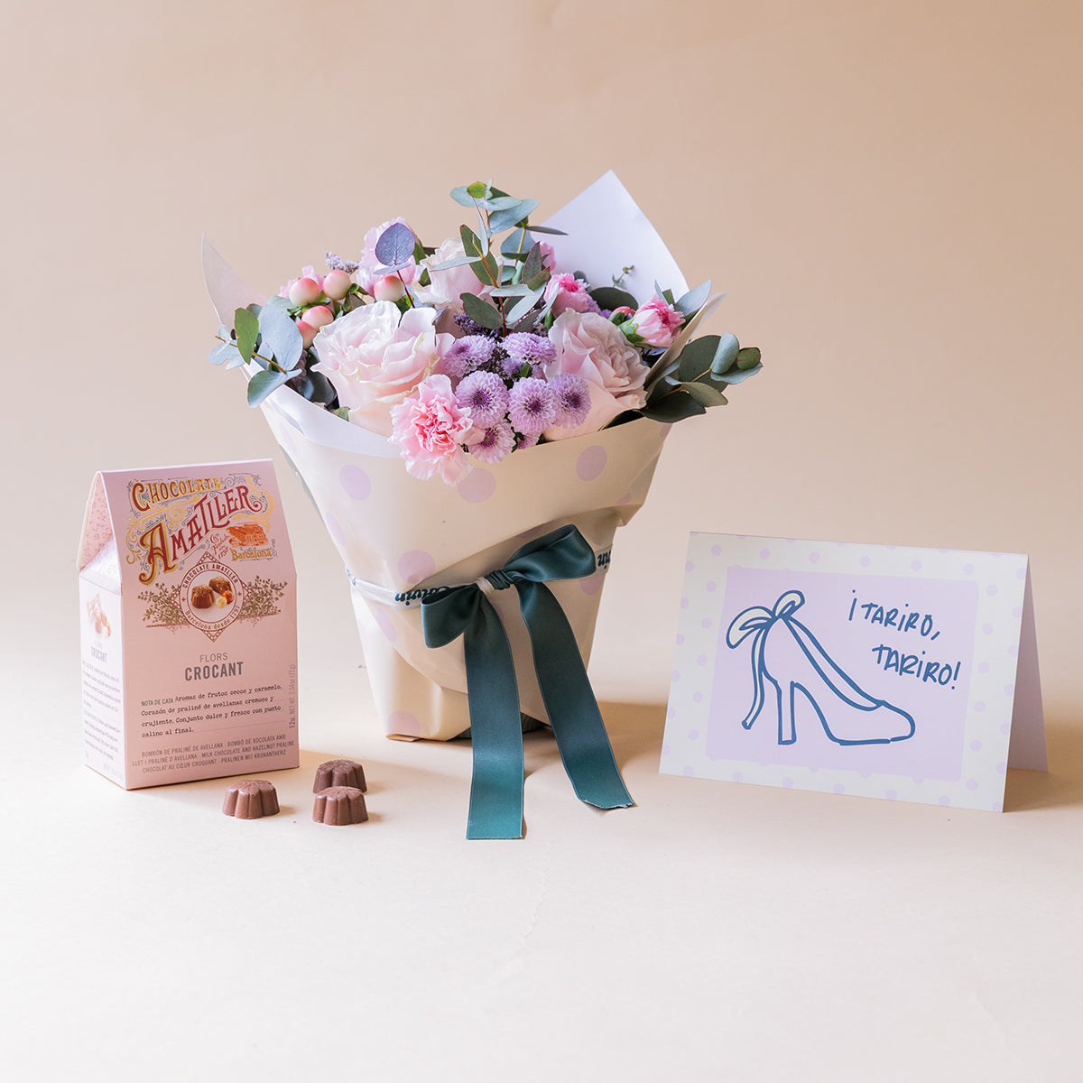 Arreglo de Rosas con Envoltorio, Bombones y Tarjeta