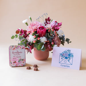 Arranjo de protea com chocolates e cartão.