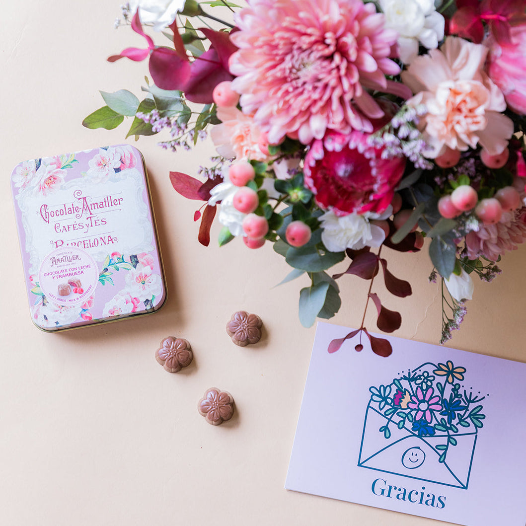 Arranjo de protea com chocolates e cartão.