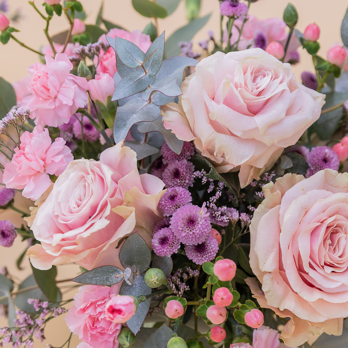 Arranjo de rosas com cartas de jogar e cartão