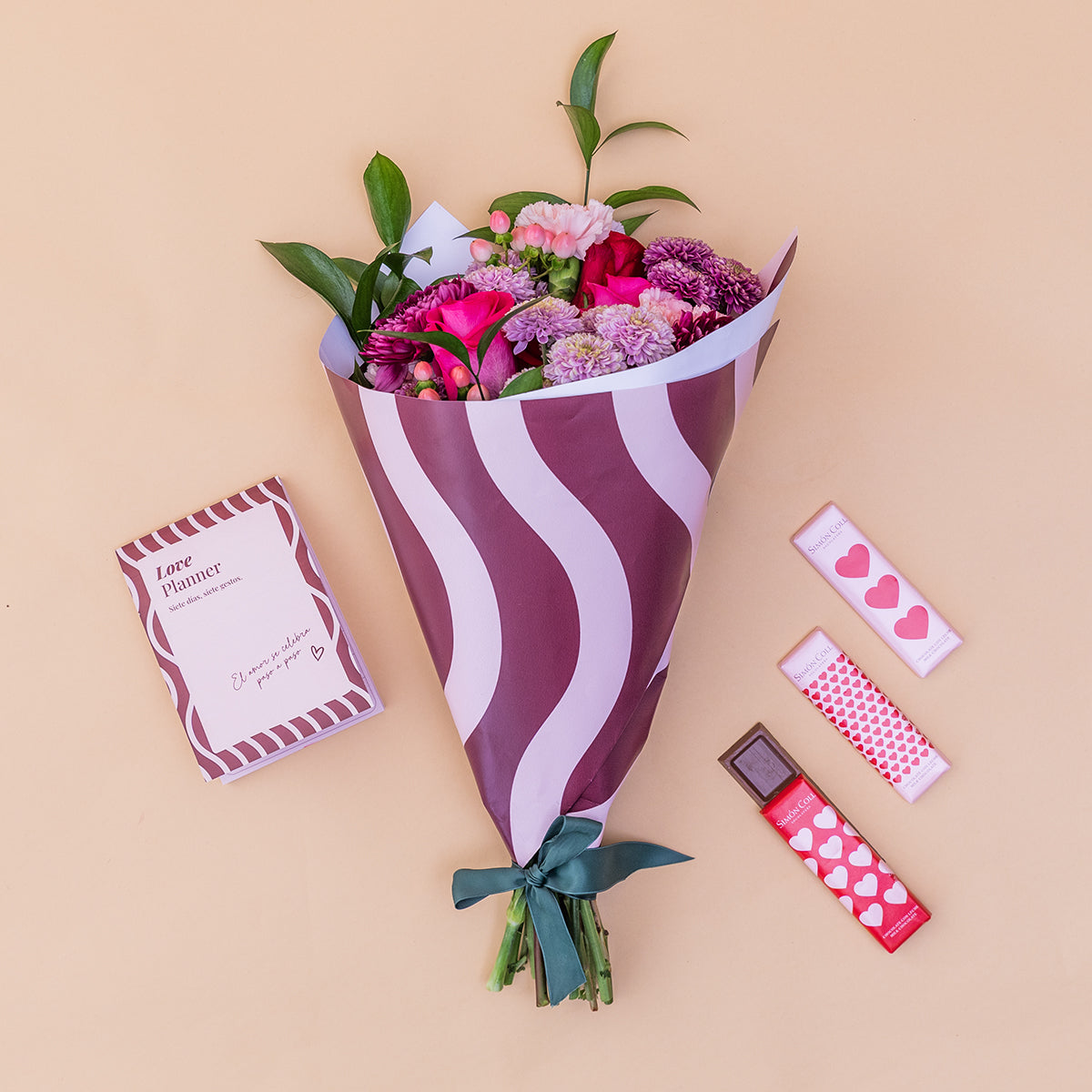 Love is in the air – Ramo de flores con chocolate y bloc de notas