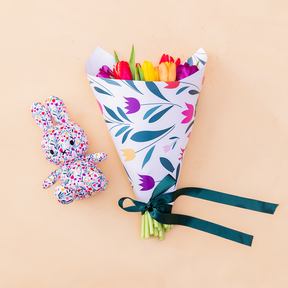 Por qué sí - Tulipanes de temporada con peluche a juego