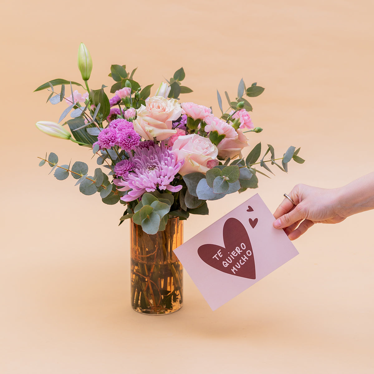 O amor está no ar – Ramo de flores com chocolate e bloco de notas