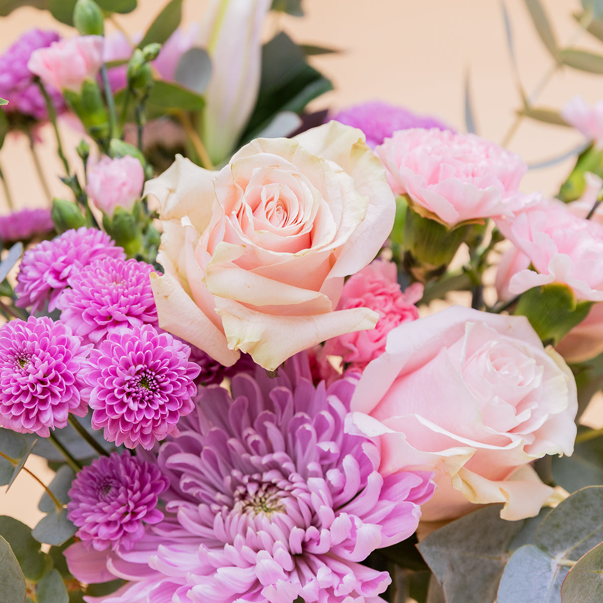 O amor está no ar – Ramo de flores com chocolate e bloco de notas