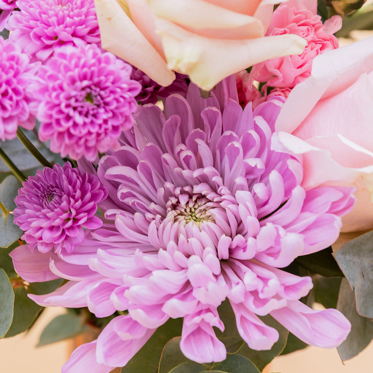 O amor está no ar – Ramo de flores com chocolate e bloco de notas