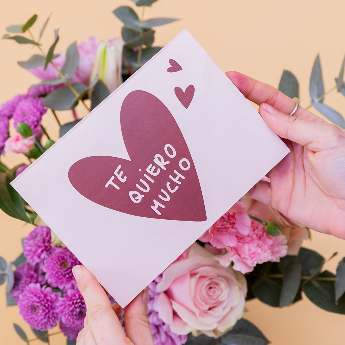 O amor está no ar – Ramo de flores com chocolate e bloco de notas