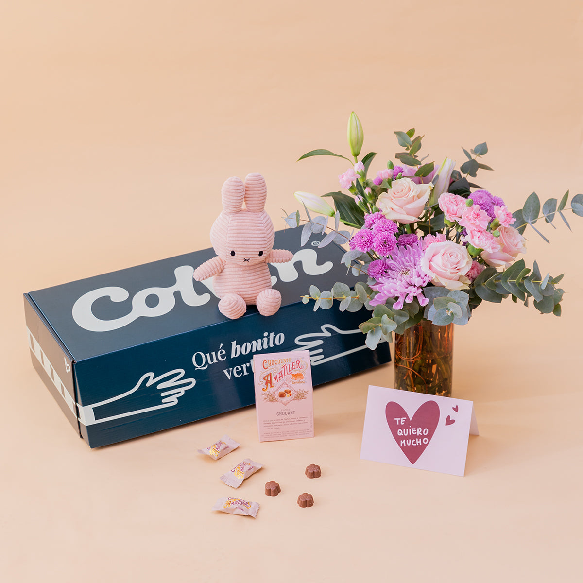 O amor está no ar – Ramo de flores com chocolate e bloco de notas