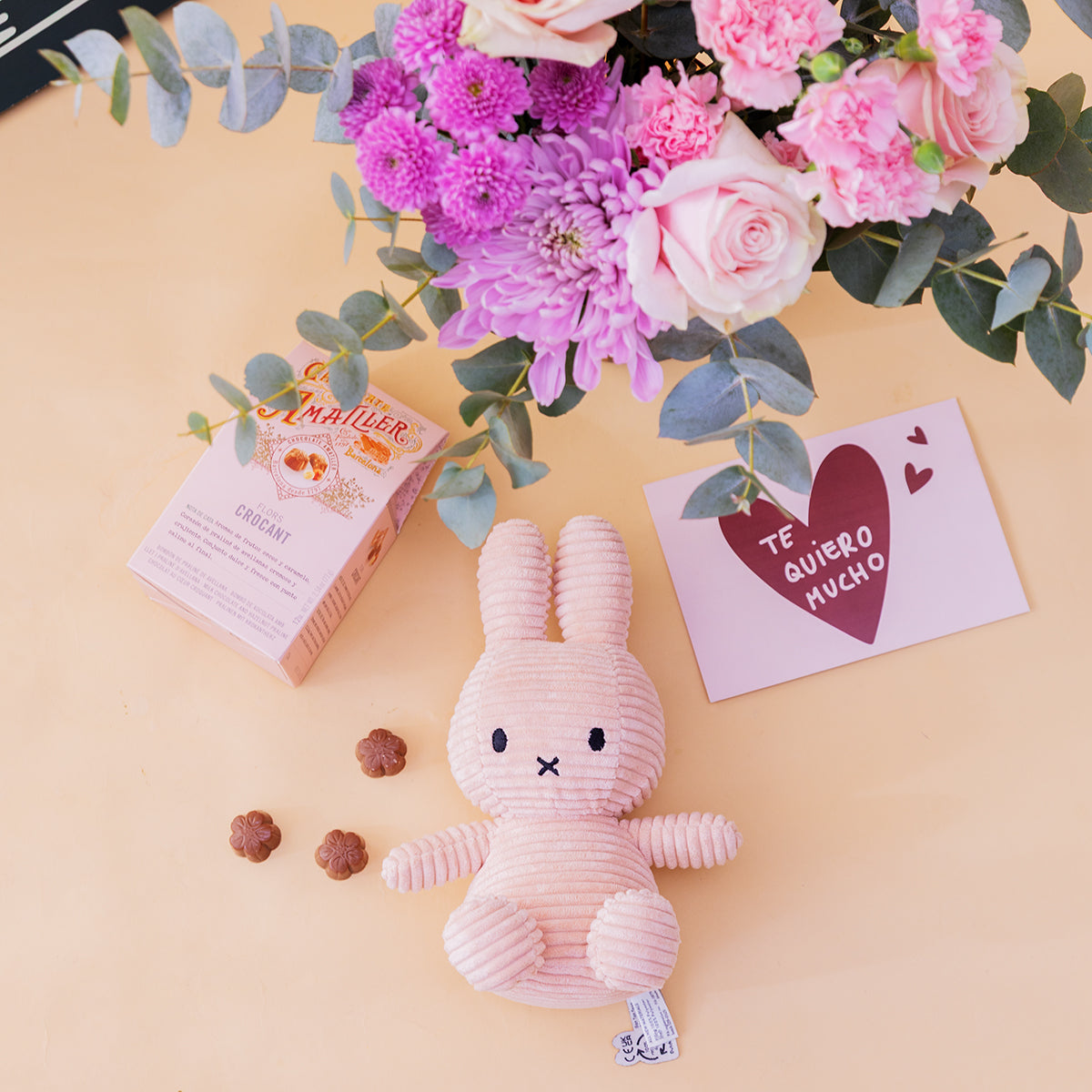 O amor está no ar – Ramo de flores com chocolate e bloco de notas