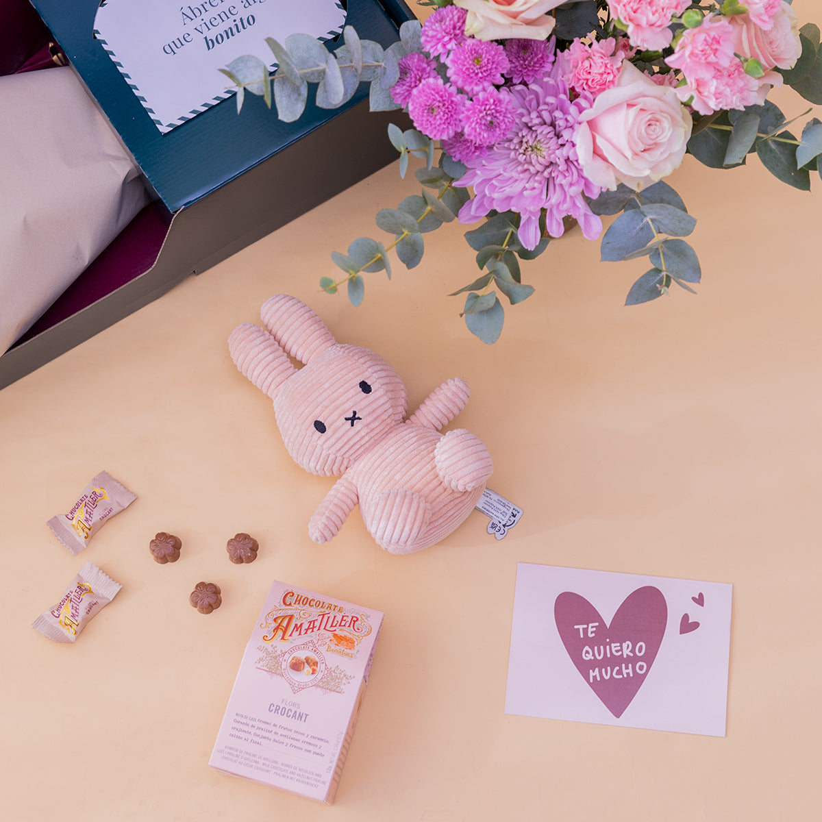 O amor está no ar – Ramo de flores com chocolate e bloco de notas