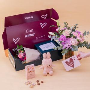 O amor está no ar – Ramo de flores com chocolate e bloco de notas