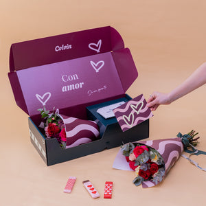 O amor está no ar – Ramo de flores com chocolate e bloco de notas