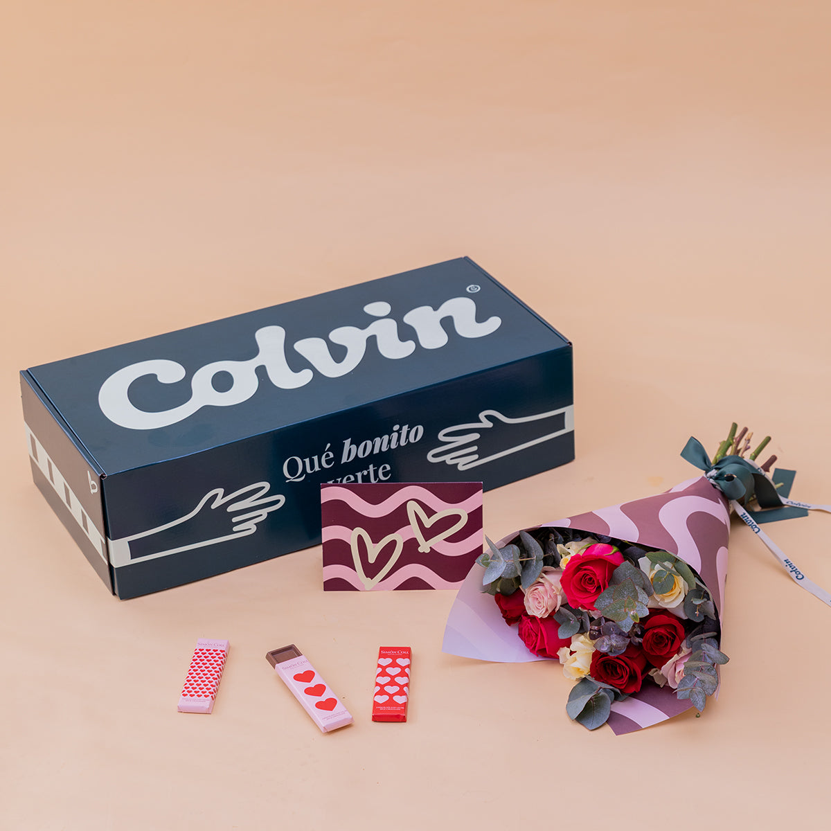 O amor está no ar – Ramo de flores com chocolate e bloco de notas